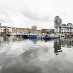 Cozy-Chic Riverside 1 Bedroom Apartment With Great Transport Links - Perfect For Long Stays